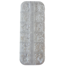 Valged poolpärlid karbis erinevate suurustega